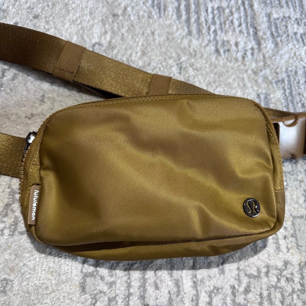 Lululemon Everywhere Belt Bag 1L in Burnt Caramel - like new